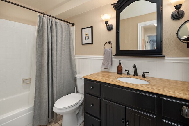 Building Photo - 2244 13th Ave W