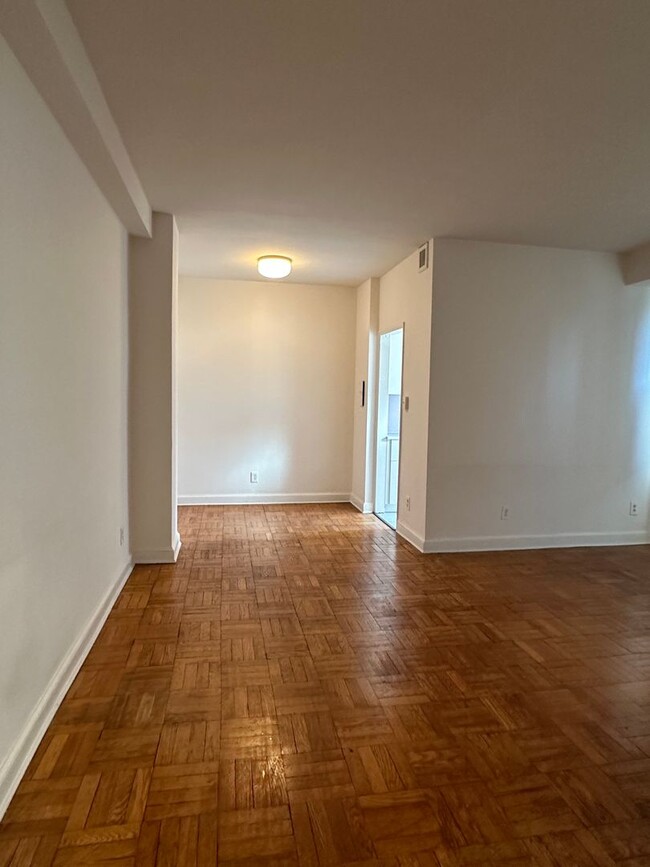 Building Photo - Foggy Bottom One Bedroom, All Utilties Inc...