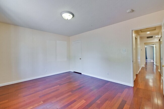 Building Photo - Large single family 4 Bed, 2 1/2 Bath Home...