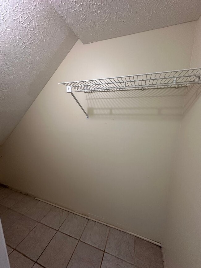 Building Photo - 2 bed 2 bath townhome, perfect location!