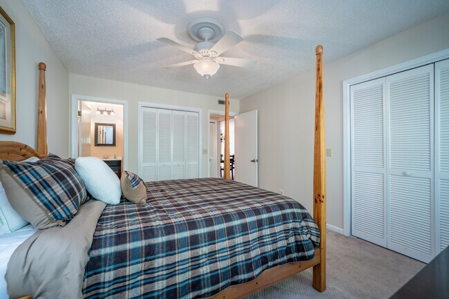 Building Photo - 49 Lake Dr