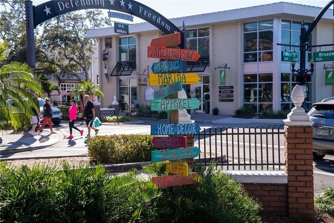 Building Photo - 1455 Fairway Dr