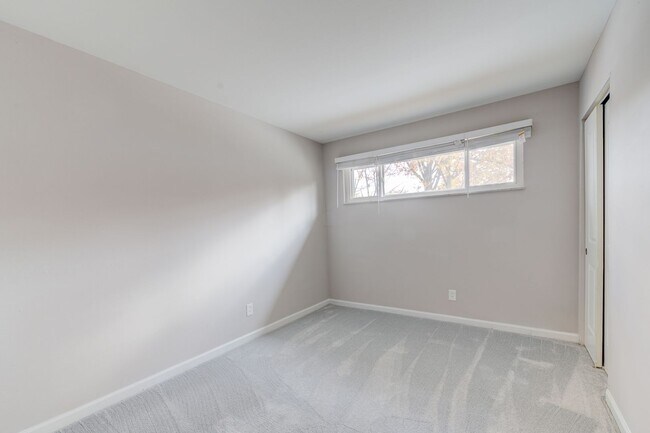 Building Photo - Pet Friendly, Renovated Home in Fox School District