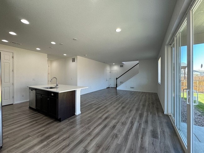 Building Photo - Newer 3 Bedroom plus loft in Paint Brush Hills