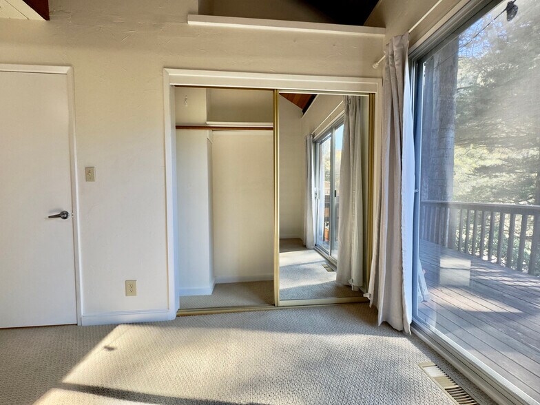 Building Photo - 6583 Valley View Rd