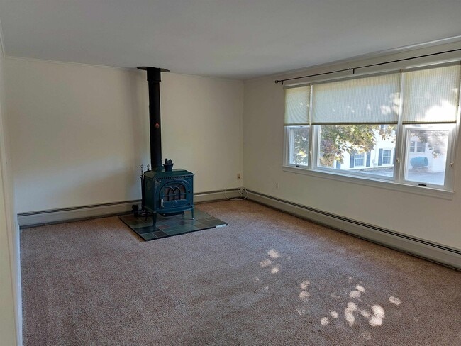 Building Photo - 6 Woodland Ct