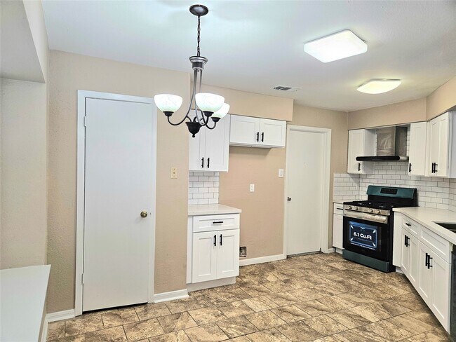Building Photo - 4231 Southchase Ln