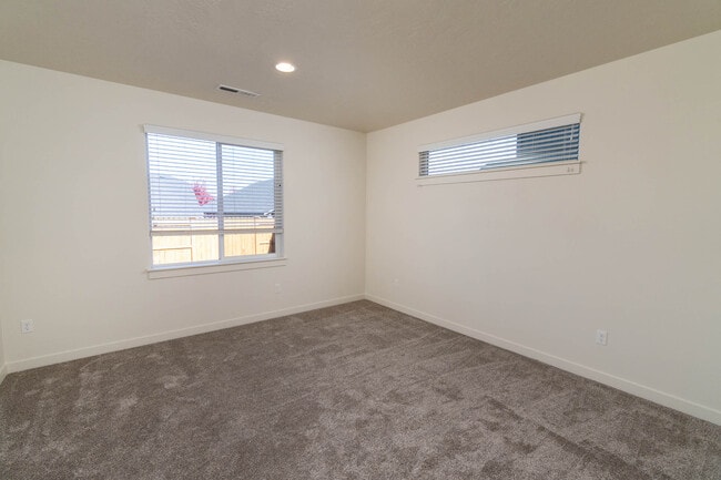 Building Photo - 3667 SW Pumice Stone Ave