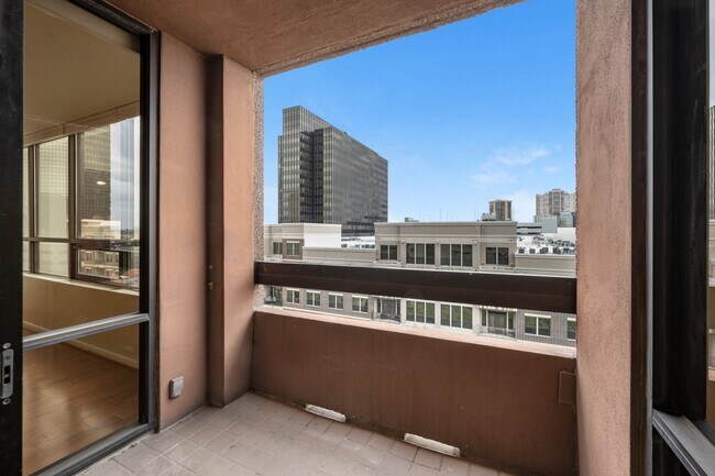 Building Photo - 5150 Hidalgo St