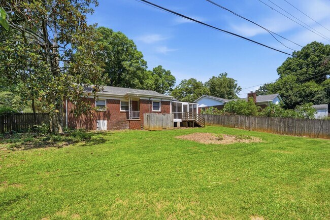 Building Photo - Move-in Ready 3 Bedroom Ranch Home in Eastway Park