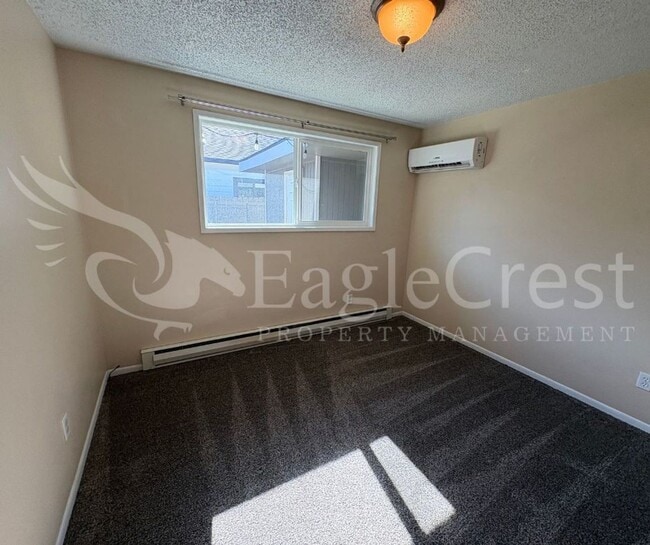 Building Photo - Three Bedroom, One Bathroom Home with Larg...