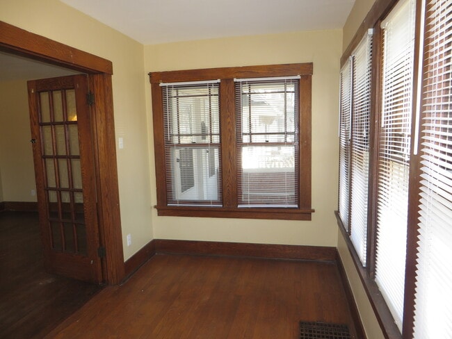 Building Photo - 826 Nuttman Ave