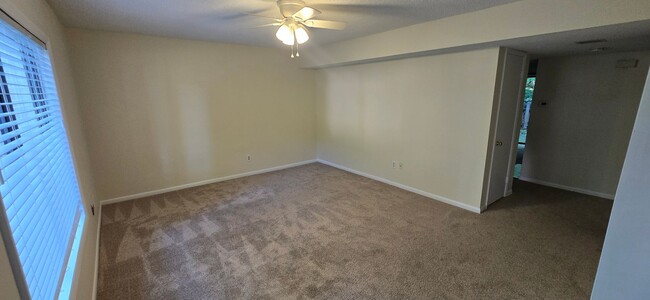 Building Photo - Townhome convenient to shopping and schools