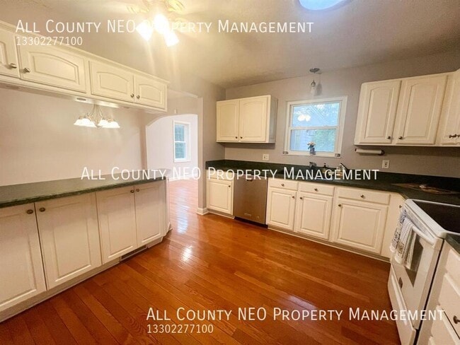 Building Photo - 8988 Birchwood Dr