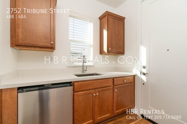 Building Photo - Spacious 4-Bed, 4-Bath Retreat on Tribune ...