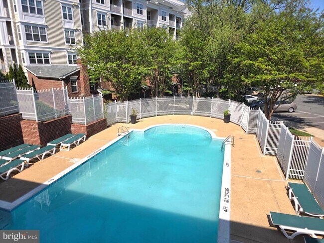 Building Photo - 1645 International Dr