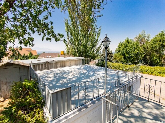 Building Photo - Spacious 2 Bd Main Level Duplex
