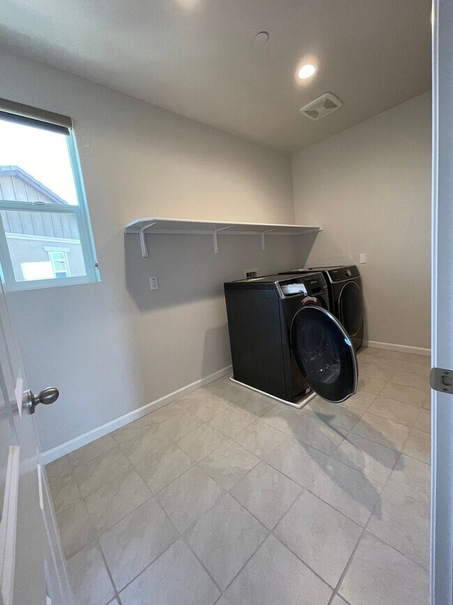Building Photo - 427 Avignon Way