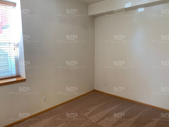 Building Photo - 3945 Landings Dr