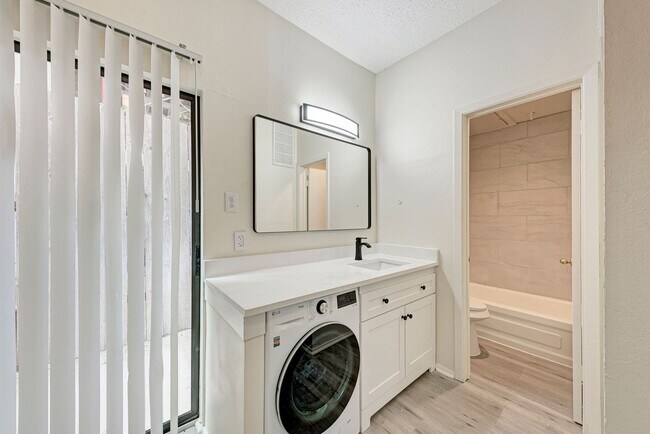 Building Photo - West campus 1 bed condo just 2 blocks from UT