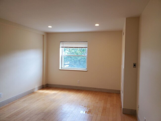 Building Photo - 1600 Beacon St