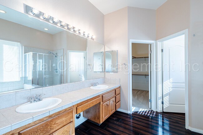 Building Photo - 3 Bedroom/2 Bath Home with an office and paid solar - $2695 per month!