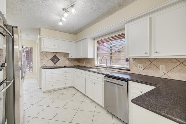 Building Photo - 2807 Planters St