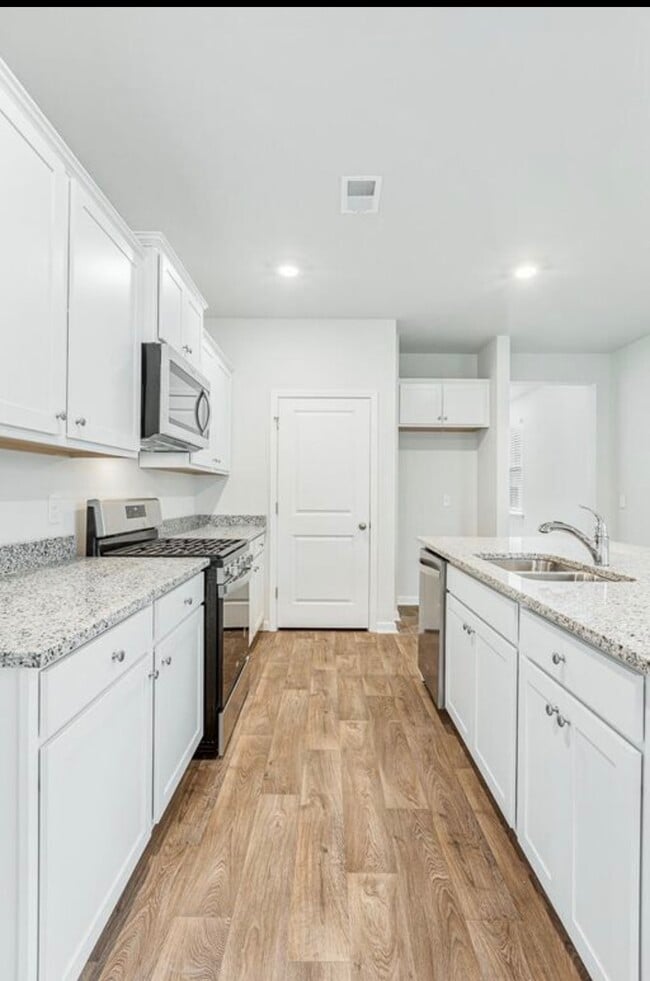 Building Photo - 620 Ladywood Dr