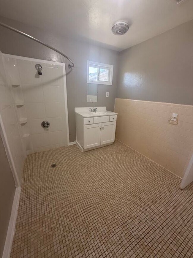 Building Photo - Charming 4 Bedroom House!