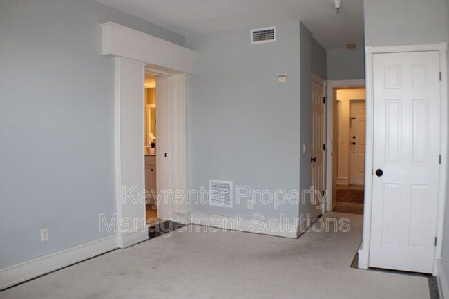 Building Photo - 100 W Village Dr