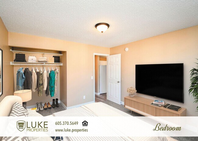 Building Photo - 405 S Sycamore Ave