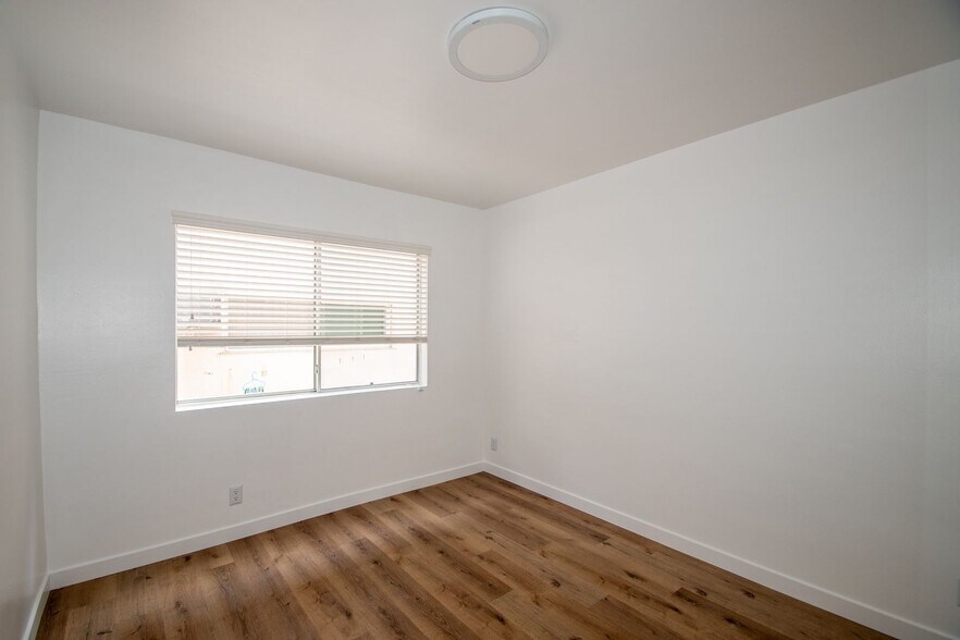 Building Photo - 14706 Dickens St