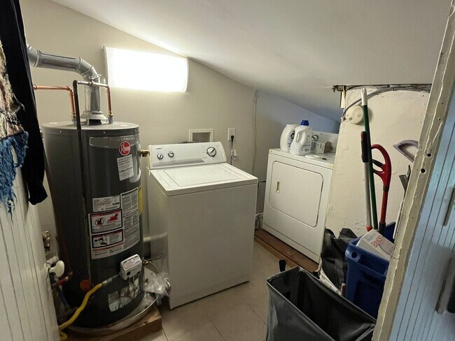 Building Photo - Newly Renovated East Rock Penthouse 2BR wi...