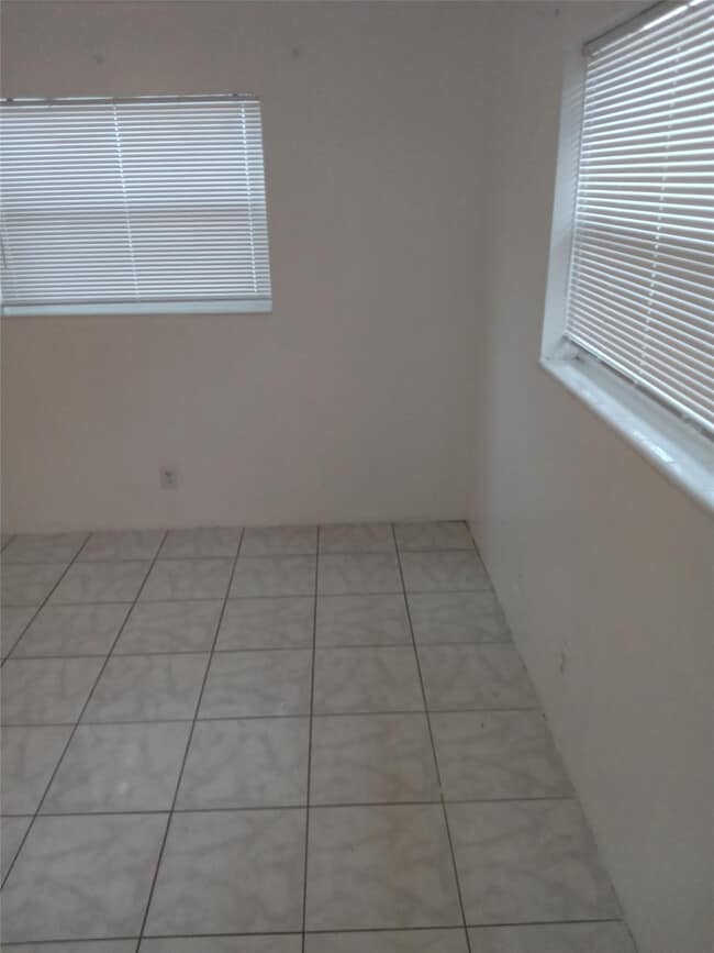 Building Photo - 120 NE 26th Ct