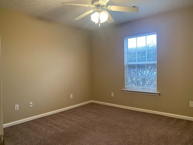 Building Photo - 2404 Canterbury Ct