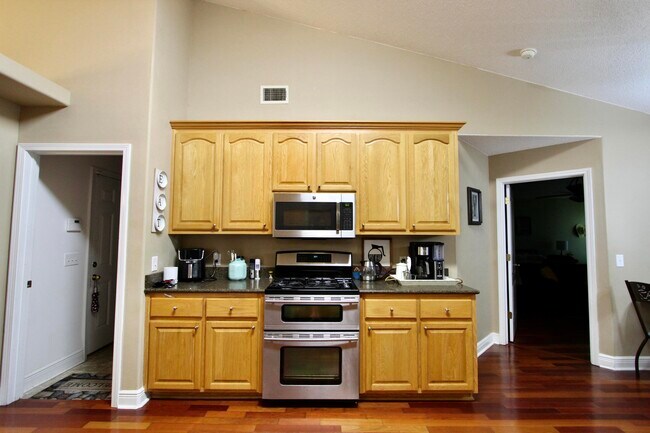 Building Photo - 624 Territory Ln