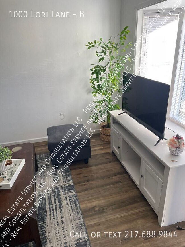 Building Photo - 1000 Lori Ln