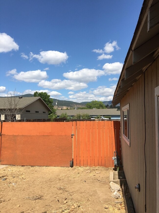 Building Photo - Cute 2 Bedroom Home - Pets Allowed