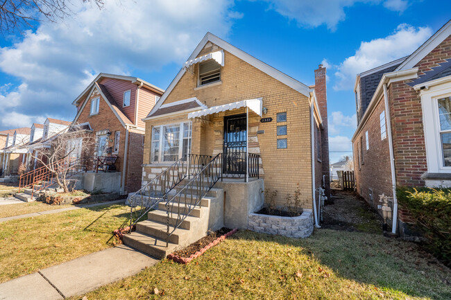 Building Photo - 5231 N Melvina Ave