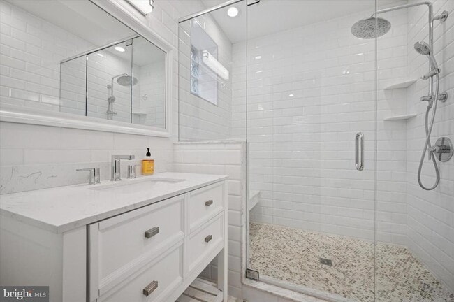 Building Photo - 327 Leverington Ave