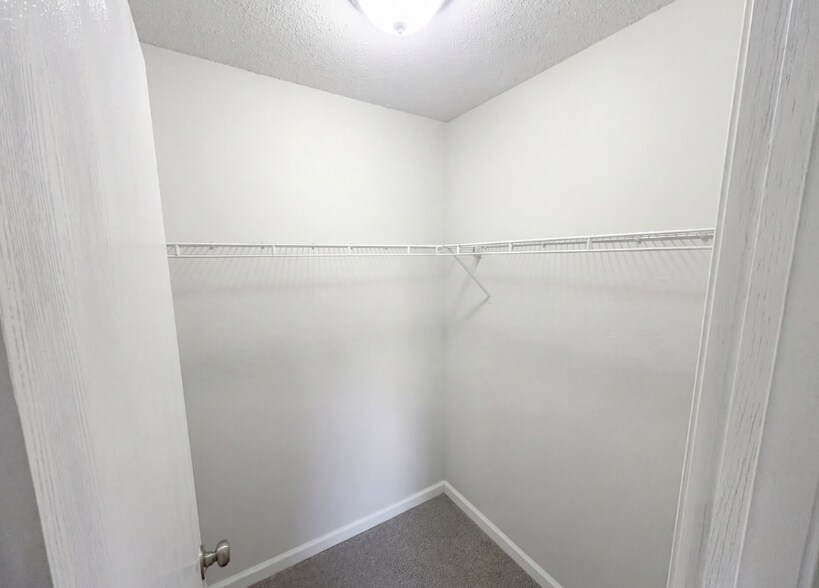 Building Photo - 6654 Hazelhatch Dr