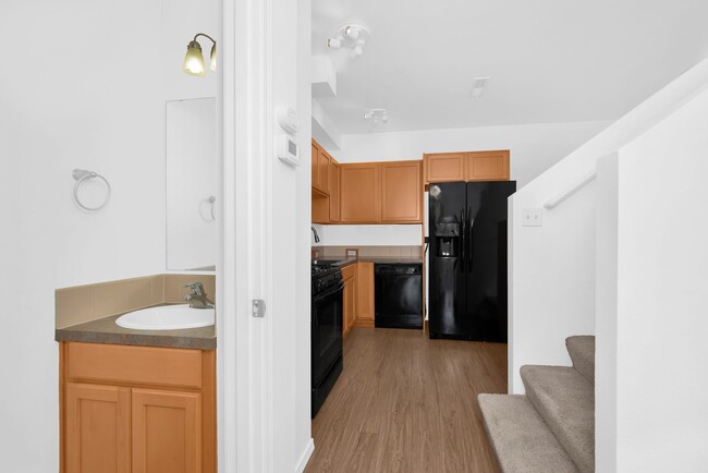 Building Photo - Mini 2 Bedroom Townhouse Heart of Redmond