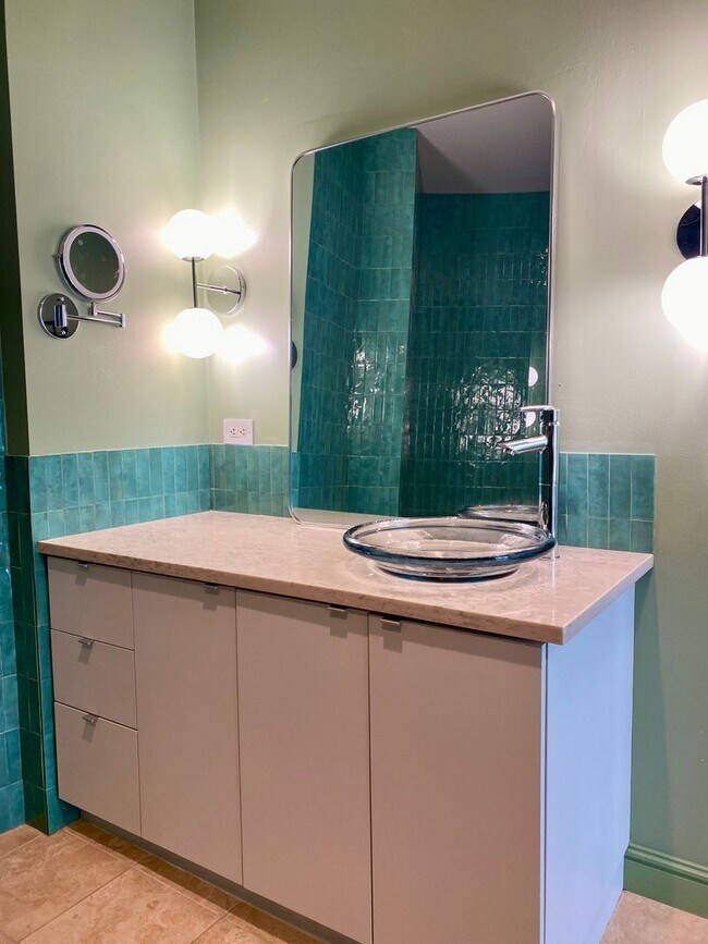 Building Photo - Luxury 2 Bed 2.5 Bath Condo in Central OKC
