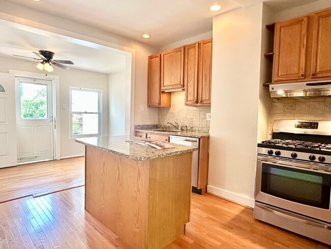 Building Photo - 3 bed 2 bath - Parking!!!  Pets Welcome!!!
