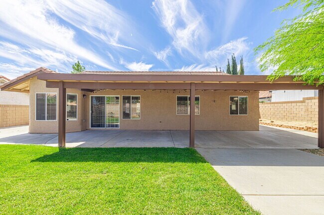 Building Photo - Beautiful 3-Bedroom Home in West Palmdale Community