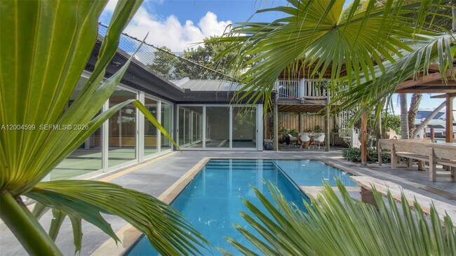 Building Photo - 2440 N Shore Terrace