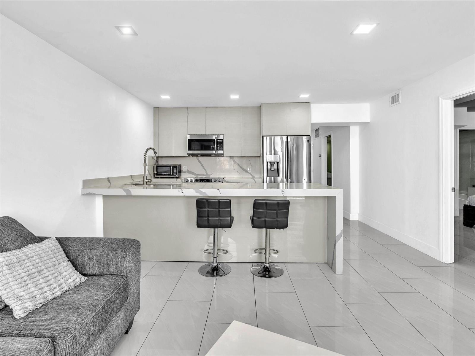 Building Photo - 3725 S Ocean Dr