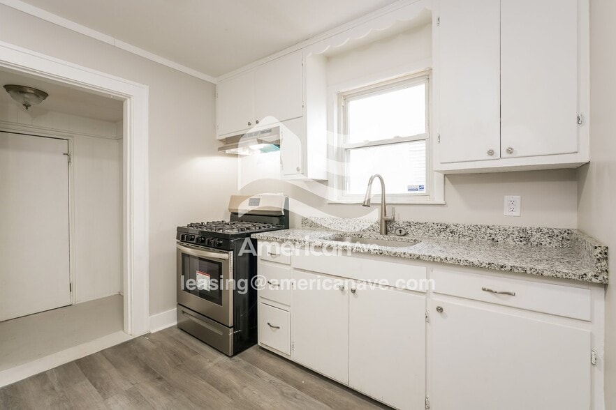 Building Photo - 1115 E Dayton St