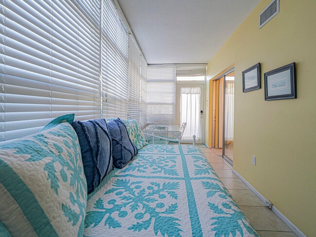 Building Photo - 5400 Jimmy Buffett Mem Hwy