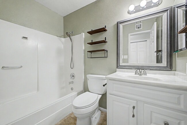 Building Photo - Charming Townhouse